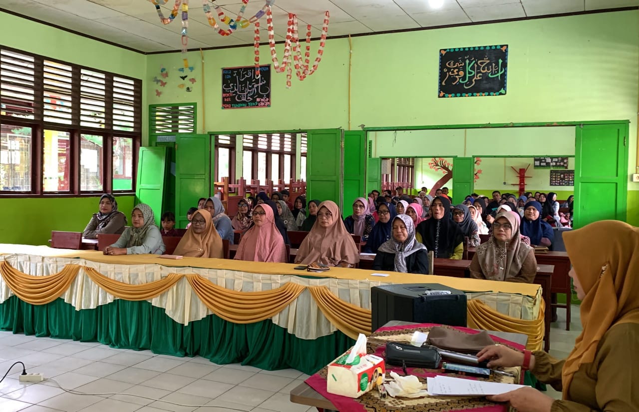 Sekolah Menengah Kejuruan ( SMK ) Negeri 1 Lubuk Sikaping adakan acara Parenting Education bersama orang tua murid dan Guru. Selasa, ( 28/02/23 ) kemarin.