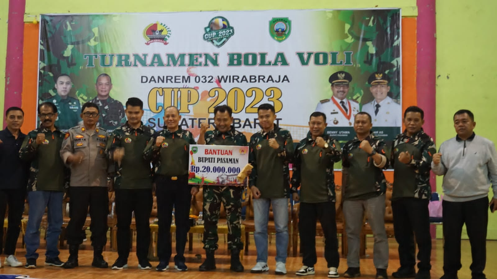 Wakil Bupati Pasaman, Sabar AS resmi tutup turnamen Volly Ball Cup Danrem 032 Minggu malam (12/3/2023) di Gor Tuangku Rao di Kota Lubuk Sikaping ibukota Kabupaten Pasaman.