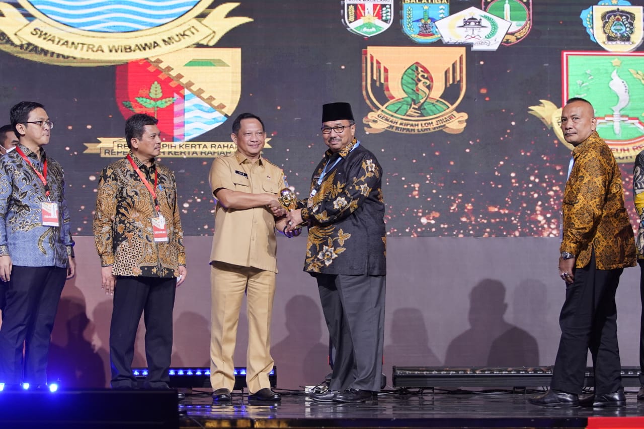 Penghargaan UHC itu diterima Bupati Pasaman H.Benny Utama yang diserahkan Mendagri Tito Karnavian di Gedung Balai Sudirman Jakarta, Selasa,(14/3)