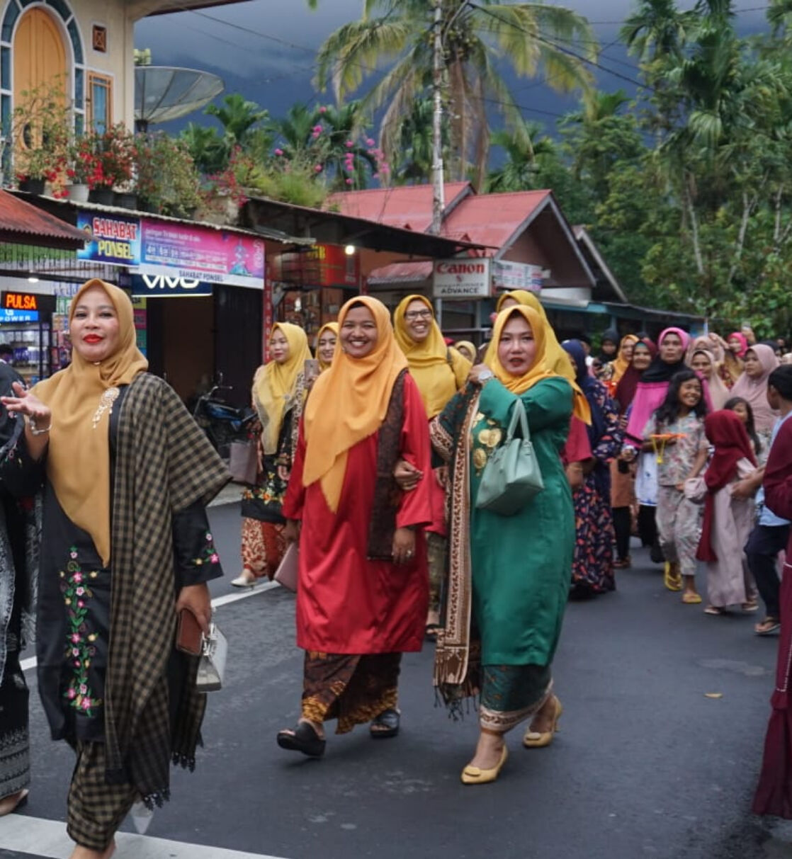 Rahmi Wahidah Anggota DPRD Pasaman saat menghadiri acara tradisi adat Balimau menyambut bulan suci Ramadhan 1444 H.