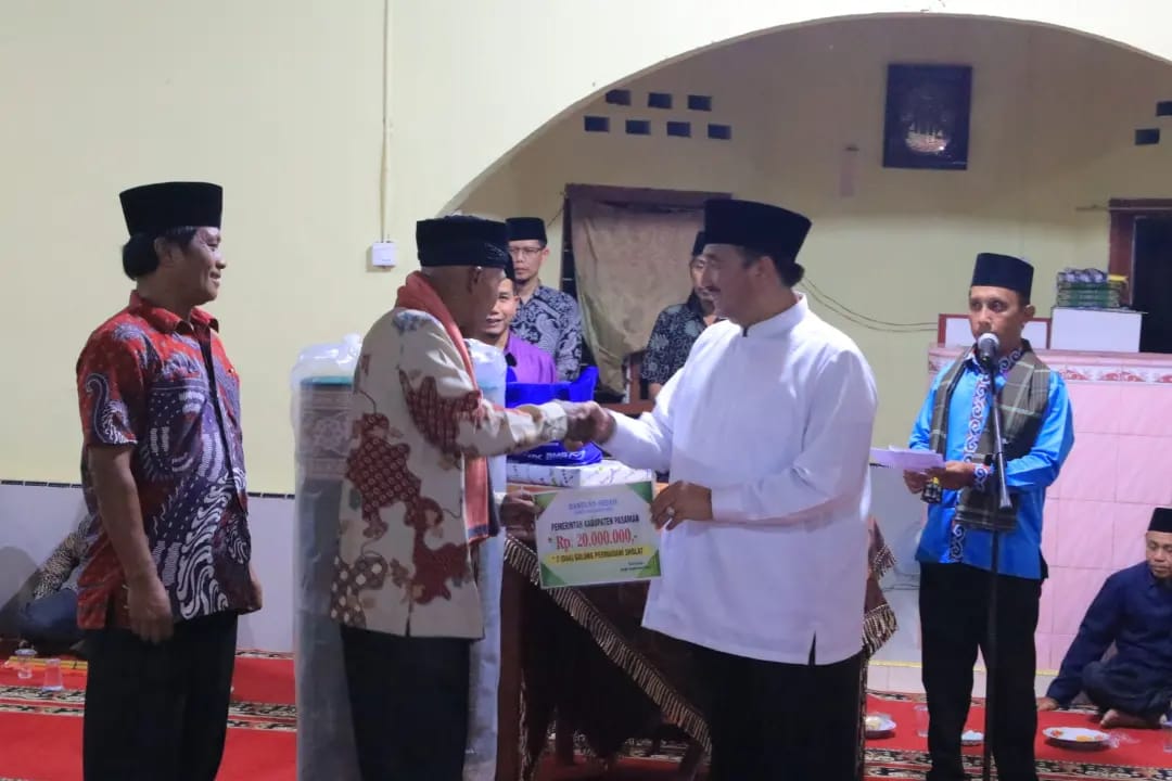 Bupati Pasaman H.Benny Utama serahkan bantuan  Masjid An Nur di kejorongan Pinang Batupang, Nagari Alahan Mati Hilia Kecamatan Simpang Alahan Mati (Simpati)