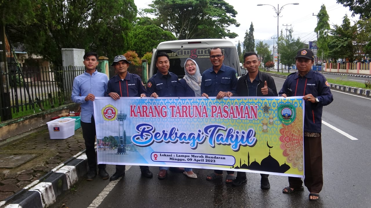 Karang Taruna Kabupaten Pasaman berbagi makanan berbuka puasa (takjil) kepada masyarakat umum dan pengendara yang lewat di sekitaran jalan Sudirman Lubuk Sikaping, minggu, (9/4/2023).