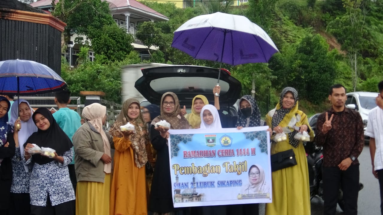 Sekolah Dra. Ferry Gustin, M.M Berserta Guru kepada masyarakat umum dan pengendara yang lewat di sekitaran jalan Sawah Panjang Lubuk sikaping, yang bertemakan 