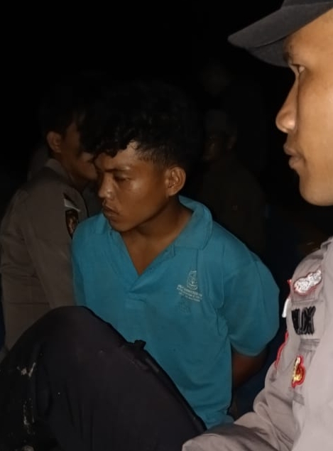 Polres Mentawai beserta di bantu masyarakat berhasil amankan di duga pelaku pembunuhan sesosok mayat laki - laki yang sempat heboh dan menggegerkan Warga Mentawai 