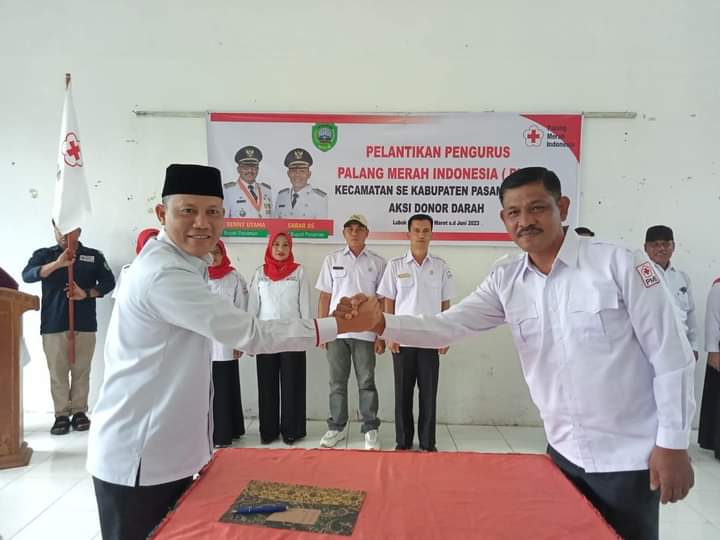 Wakil Bupati Pasaman Sabar AS yang juga sebagai ketua Palang Merah (PMI) Kabupaten Pasaman melantik Pengurus PMI Kecamatan Dua Koto serta melakukan Kegiatan Donor Darah, Rabu (03/5).