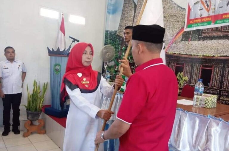 Ketua PMI Kabupaten Pasaman Sabar AS, melantik Pengurus PMI Kecamatan Bonjol