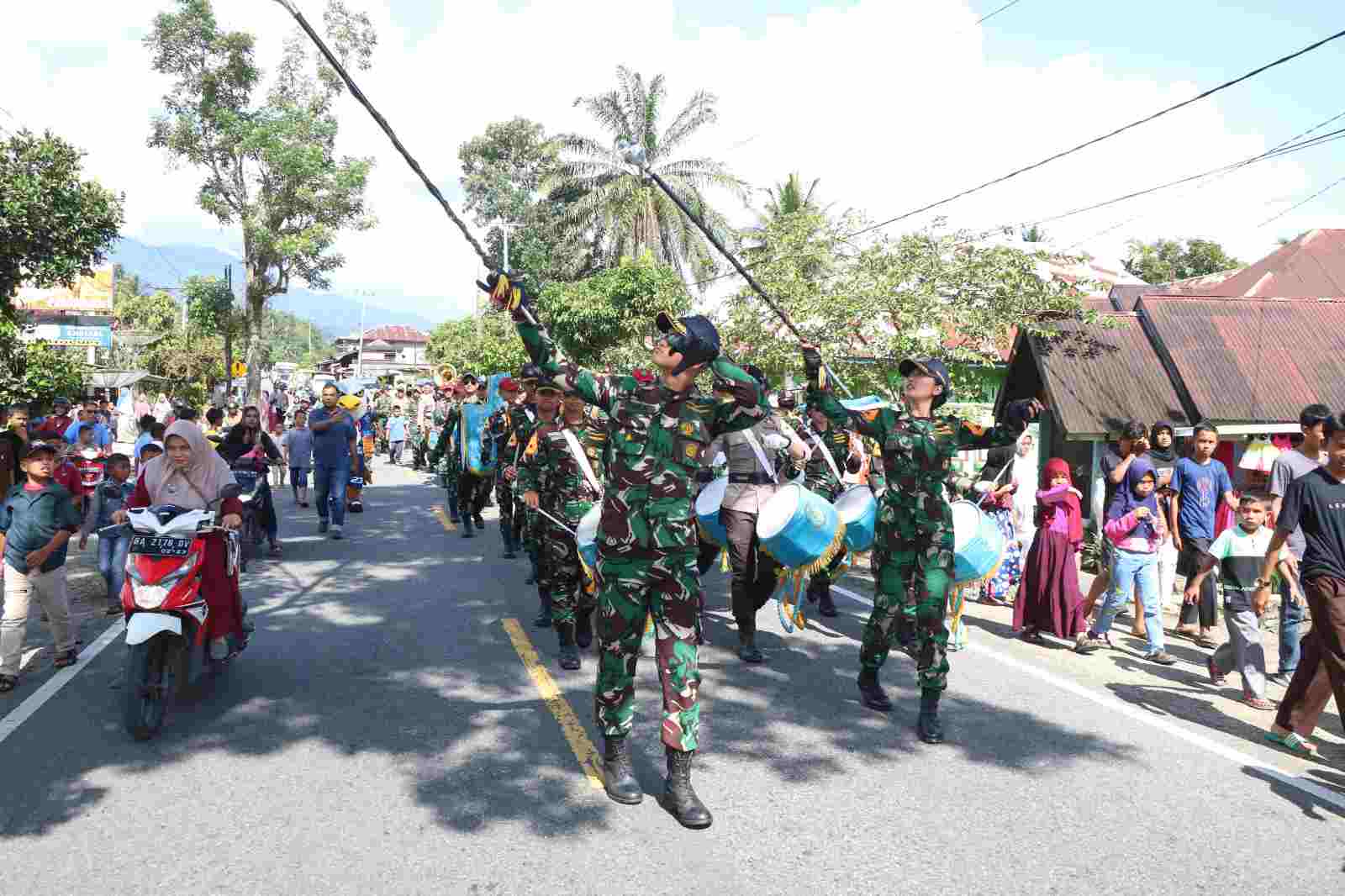 Begitu Antusiasnya, Ribuan Masyarakat Padati jalan Dari Daliak-Aia Manggih, Menyaksikan Parade Drumband Latsitardanus XLIII Tahun 2023