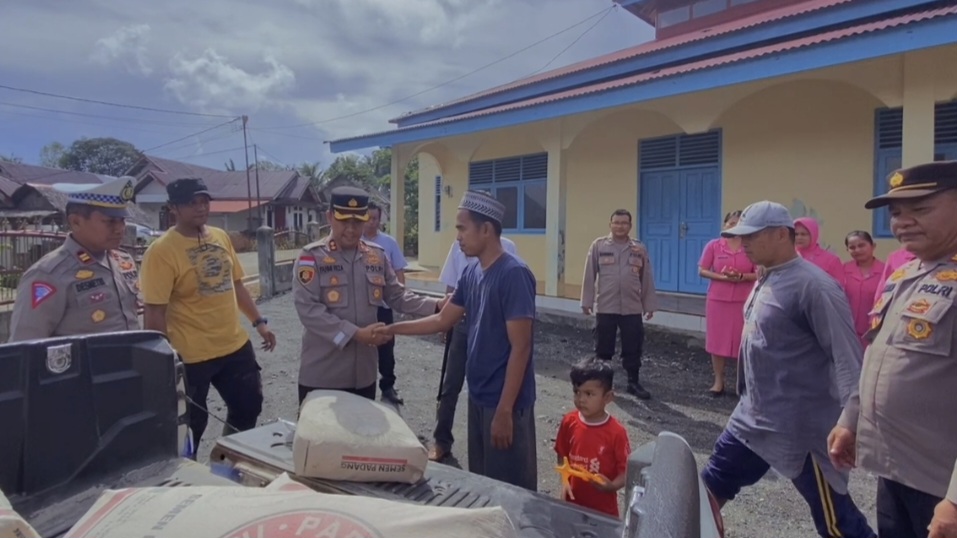 Kapolres Mentawai, AKBP Dr. Fahmi Reza memberikan bantuan semen kepada pengurus Masjid