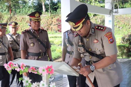 Dalam Rangka Memperingati Hari Bayangkara ke-77, Kapolres Pasaman AKBP. Yudho Huntoro S.I.K, M.I.K Ziarah Ke Taman Makam Pahwalan (TMP) Syuhada Bakti