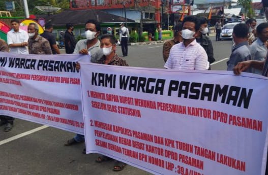 Photo Dokomentasi, Demo Warga Pasaman, saat Peresmian Gedung DPRD  Kabupaten Pasaman (10/8 2022).