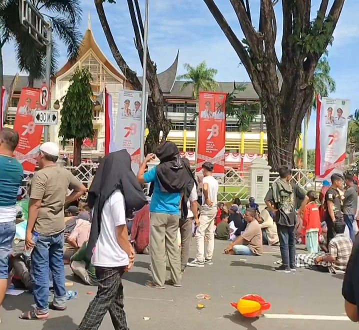 Para demonstran tetap ngotot ditemui oleh gubernur