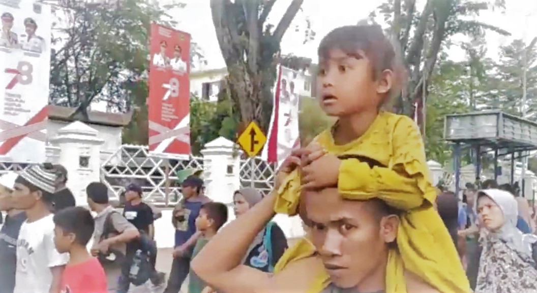 Warga dari segala umur menuju Kantor Gubernur Sumatera Barat untuk menyampaikan suara mereka.