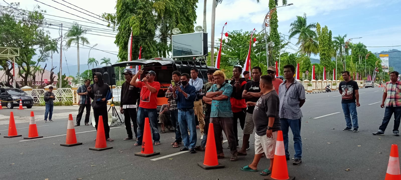 Kelompok 'Masyarakat Asli Pribumi Air Bangih' Bergabung dalam Aksi Hari ke-4 di Depan Kantor Gubernur Sumbar