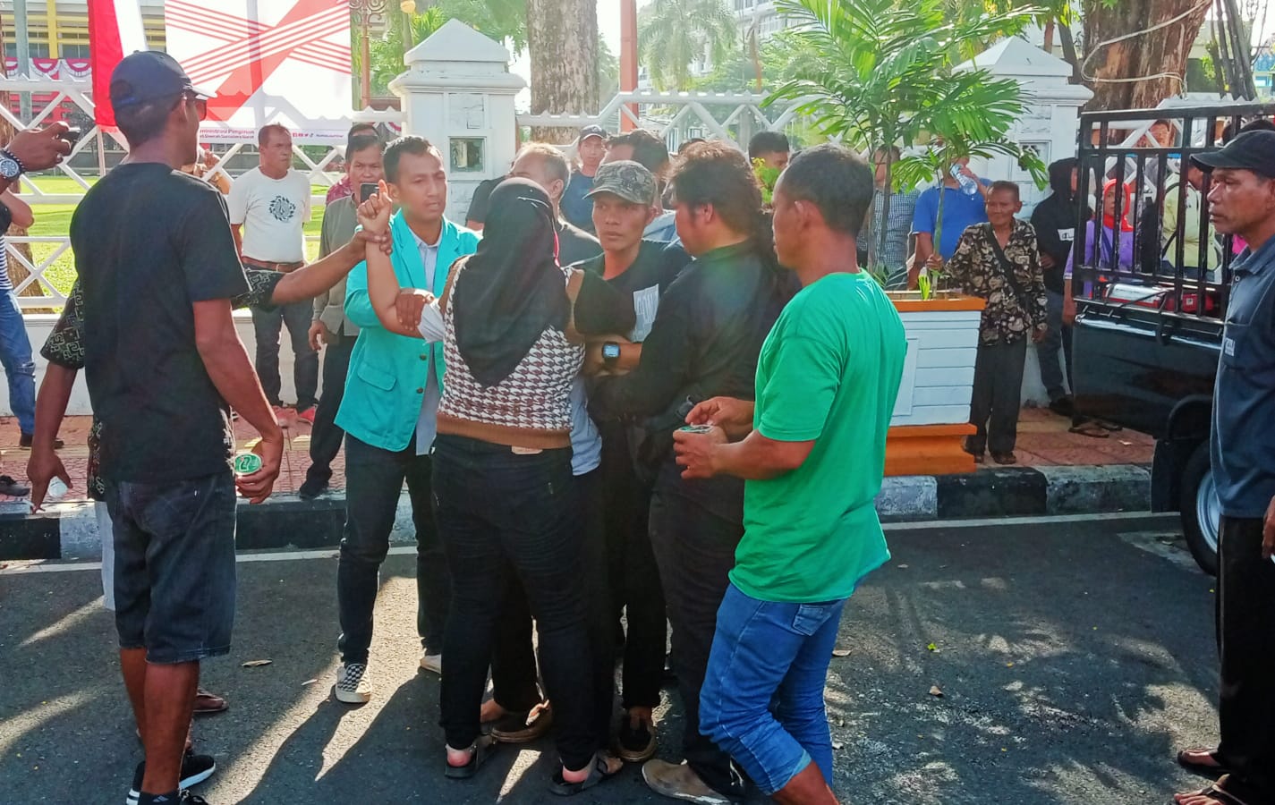 Kelelahan Tak Terbendung: Anggota Masyarakat Jorong Pigogoh Patibubur Amuk Histeris di Hari Kelima Aksi Unjuk Rasa Depan Kantor Gubernur Sumbar