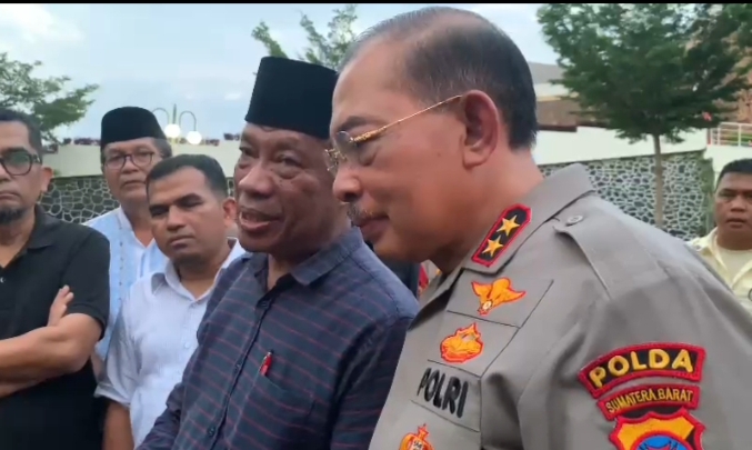 Menanggapi Video Viral Brimob Menginjak Sajadah, Kapolda Sumbar bersama Ketua Pengurus Masjid Raya Sumatera Barat