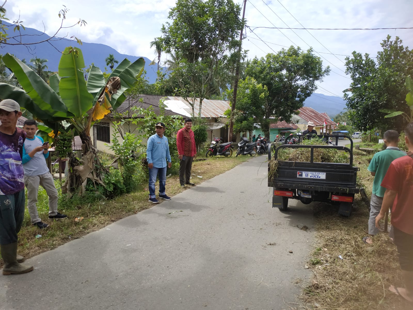 Sambut HUT ke-78 RI, Karang Taruna Aia Manggih Barat dan Mahasiswa KKN ITS Khatulistiwa Lubuk Sikaping Goro Bersama