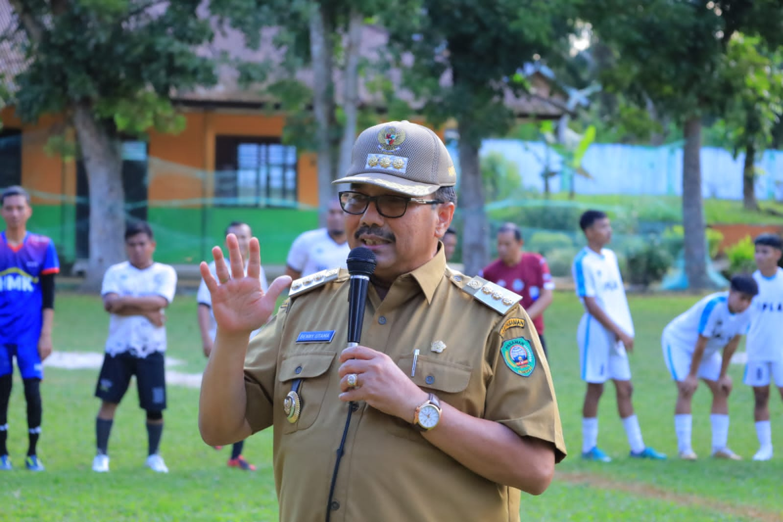 Diundang Khusus,  Bupati Pasaman Tendangan Perdana Pembukaan Turnamen Sepak Bola Di Pasaman Barat