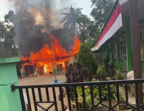 Kebakaran Hebat di SDN 04 Batu Payuang: Bangunan Sekolah Hangus Dilalap Api