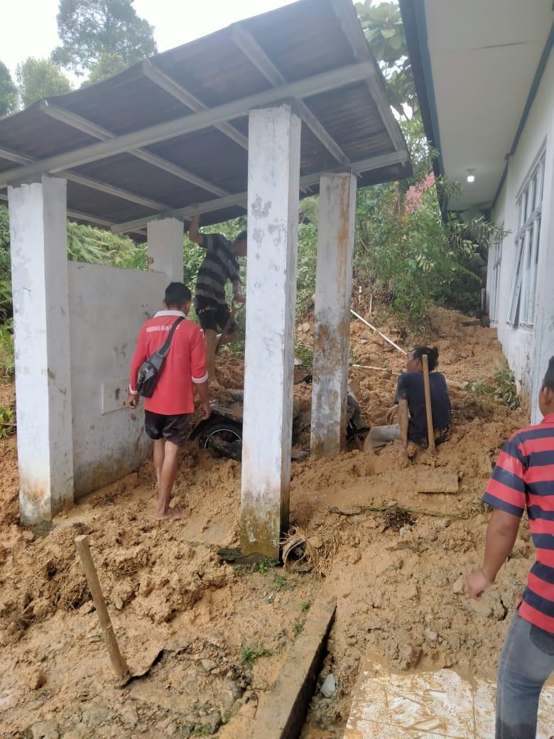 Rumah Dinas dan Gedung Rawat Inap Pasien Puskesmas Muara Siberut Ambruk Akibat Longsor