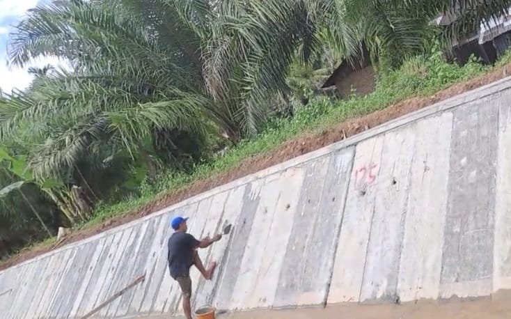 Tampak pekerja proyek rehabilitasi Daerah Irigasi (DI) Panti - Rao (PSL 3) tidak dilengkapi dengan Kesehatan dan Keselamatan Kerja (K3) pelindung diri seperti topi standar, dan sepatu standar dan lainnya, Jum'at (11/8/23).