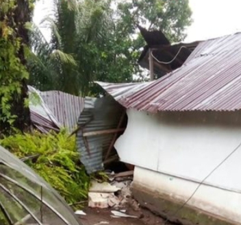 Rumah Warga di Agam Roboh Akibat Tumbangnya Pohon Kelapa Sawit/Image/Instagram@diskominfo_agam