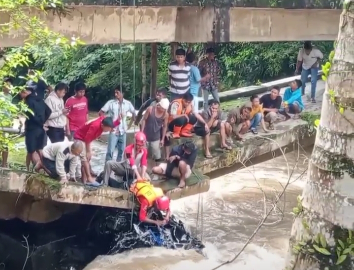 Pick Up Terjun ke Sungai di Agam, Sopir Belum Ditemukan/Image/instagram@pmi_kab_agam