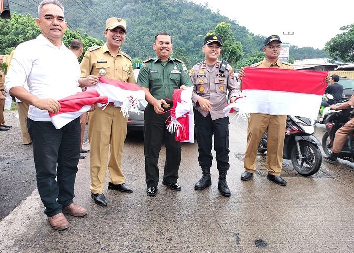 Perayaan HUT RI Ke-78 Dimeriahkan oleh Kegiatan Gerakan Pembagian Bendera Merah Putih di Kecamatan Lubuk Begalung/Image/instagram@polsek.lubeg