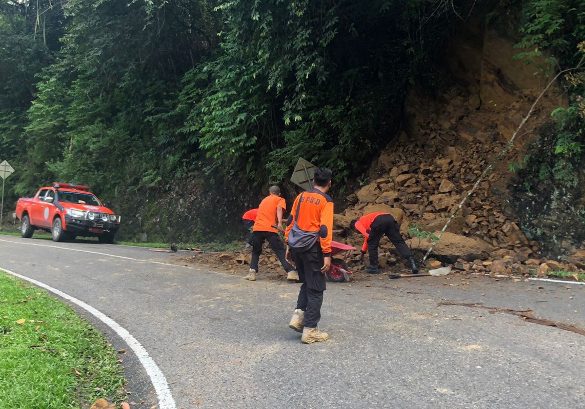 Tanah Longsor Terjadi di Jalan Lintas Kota Desa Muaro Kalaban, Akses Menuju Muarokalaban Terhambat