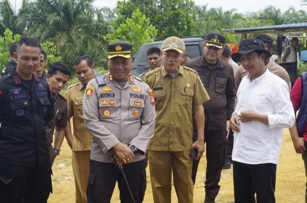 Wakil Bupati Pasaman Barat dan Forkopimda Pasang Plang Larangan Garap Hutan di Jorong Pigogah Air Bangis/image/instagram@diskominfopasbar