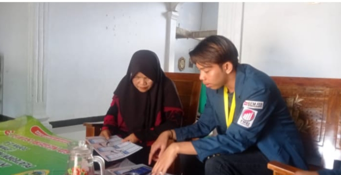 Mahasiswa KKN-T UNDIP Memanfaatkan Media Digital dalam Penunjang Pencatatan Pembukuan Menggunakan Aplikasi Buku Warung di Desa Sukorejo