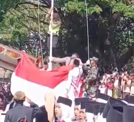 Polisi Sigap Memanjat Tiang Bendera Selamatkan Upacara HUT RI di Boyolali/tangkapan layar