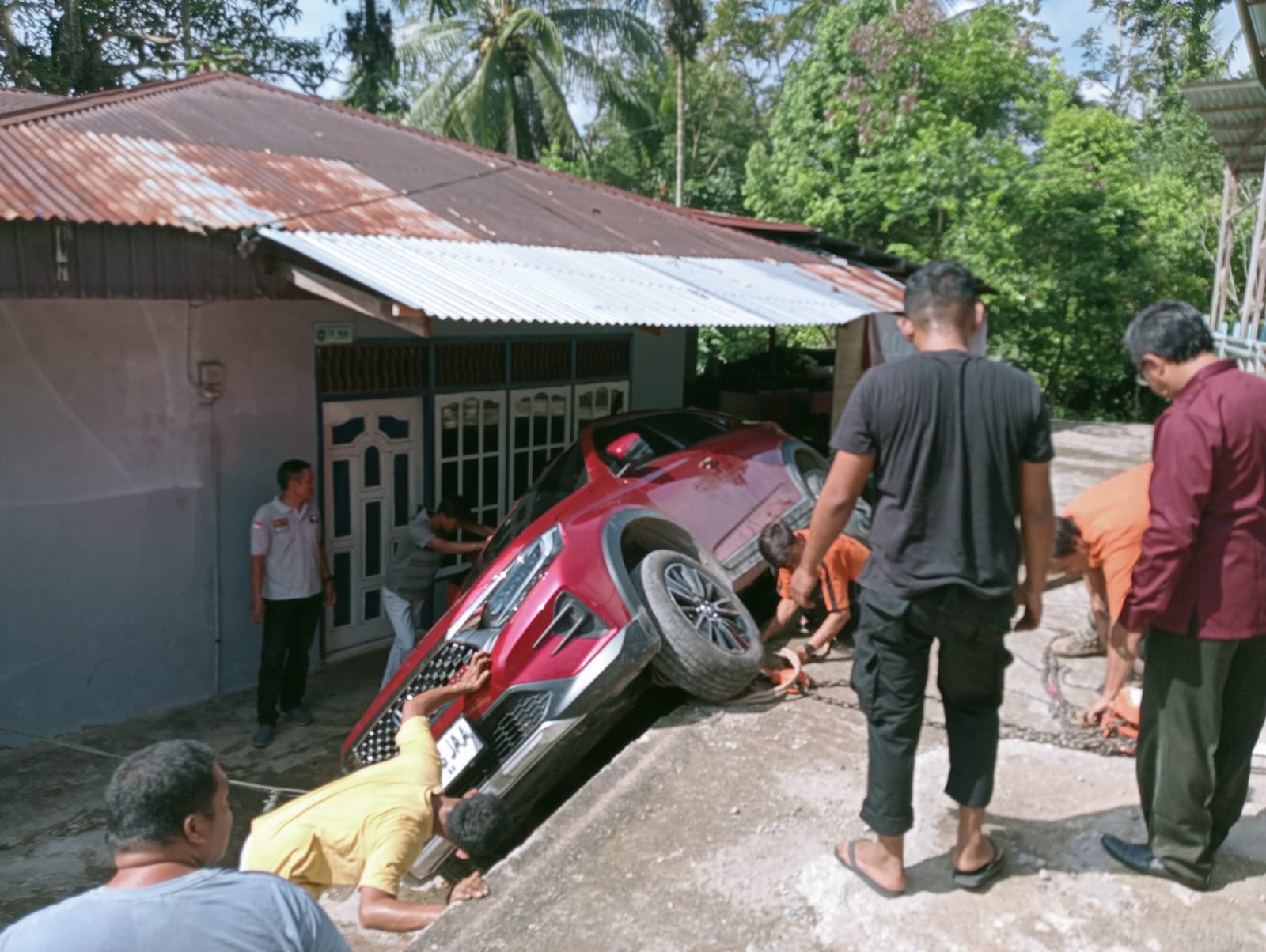 Mobil Pribadi Terbalik di evakuasi oleh BPBD dan warga sekitar