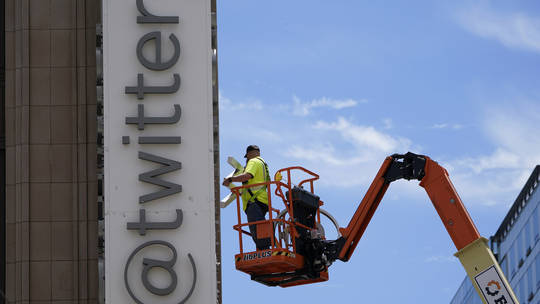 FOTO FILE: Seorang pekerja menghapus tanda di markas Twitter di San Francisco, 24 Juli 2023. © AP / Godofredo A. Vásquez