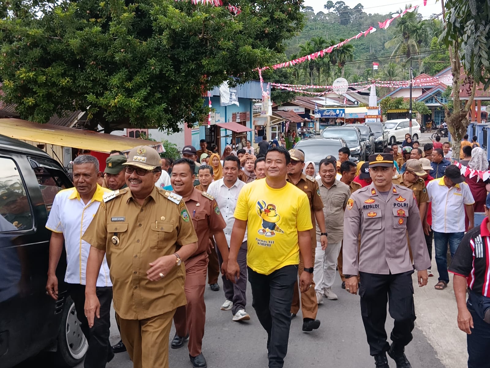 Ratusan warga Sabut Hagat kehadiran Bupati Pasaman Benny Utama, Dalam Penutupan Turnamen Futsal KOK Bonjol 