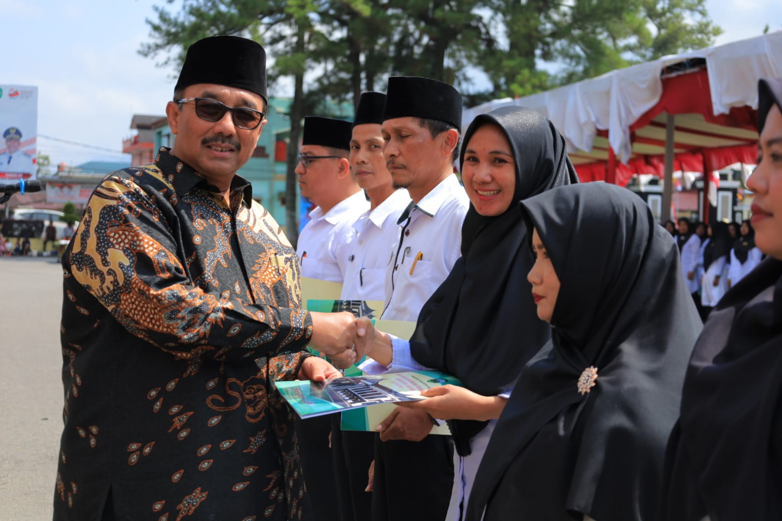 Bupati Pasaman H.Benny Utama, Ambil Sumpah, Lantik calon (PPPK) dan serahkan (SK) ke  602 Orang 