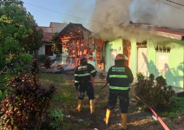 Kebakaran Menghanguskan 1 Rumah dan 4 Kontrakan di Padang: Tim Damkar Cepat Bertindak/Doc.damkar padang