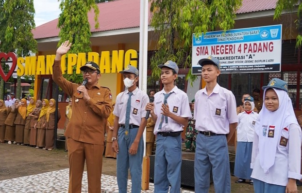 Wali Kota Padang Serahkan KTP-el dan Dorong Generasi Unggul Menyambut Bonus Demografi/Doc.humas kota padang