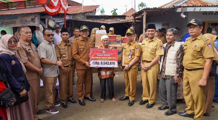 Pemerintah Kota Padang Salurkan Bantuan kepada Penerima Manfaat Usaha Ekonomi Produktif di Kecamatan Lubuk Begalung/Doc.humaskotapadang