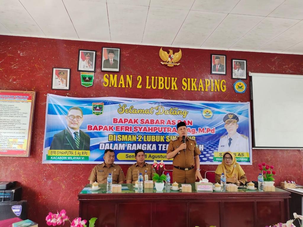 Wakil Bupati Pasaman Sabar AS; Anak Pasaman Jangan Ada yang Putus Sekolah dan Tingkatkan Kretifitas Seni Budaya  di SMA N 2 Lubuk Sikaping.