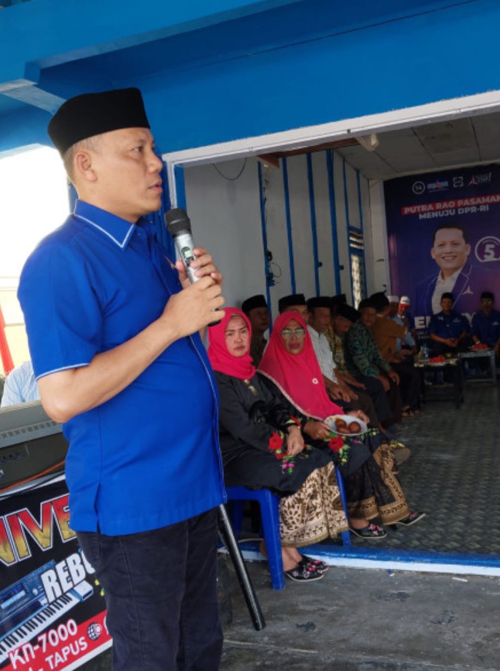 Sabar As memberikan kata sambutan waktu peresmian Hengky center capek DPR-RI Dapil sumbar ll dari partai Demokrat