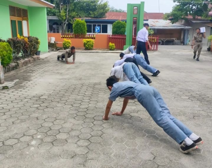  Satpol PP Kota Padang Tertibkan Pelajar yang Melanggar Jam Belajar/Doc.satpol pp