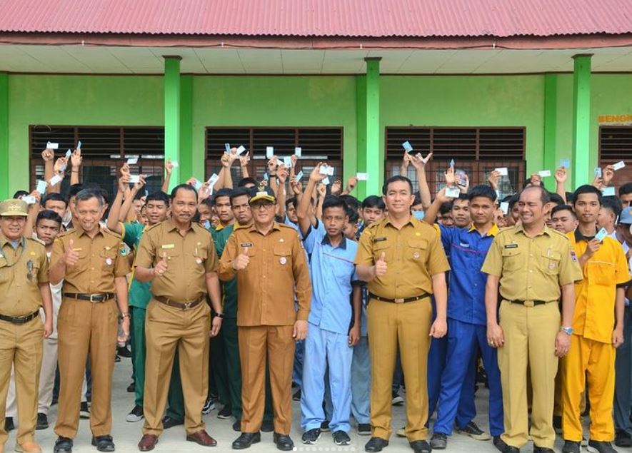 Wako Hendri Septa Serahkan KTP-el Gratis, Dorong Prestasi Murid SMKN 1 Padang/Doc.Humas kota padang