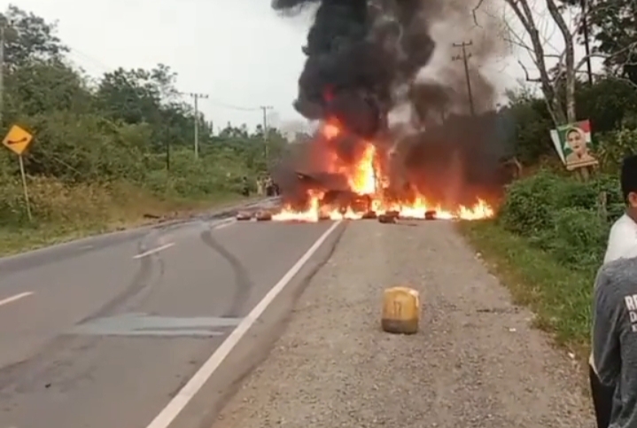 Mobil Grand Max Terbakar di Bungo: Sopir Tewas Terjepit dalam Kobaran Api