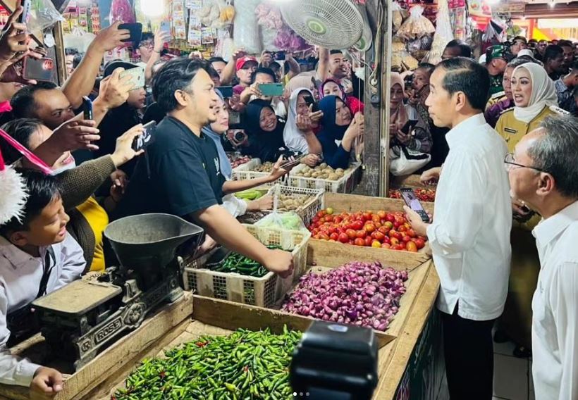 Presiden Joko Widodo Tinjau Harga Komoditas Pangan di Pasar Johar Karawang, Instruksikan Operasi Pasar untuk Stabilkan Harga Beras/Doc.@Jokowi