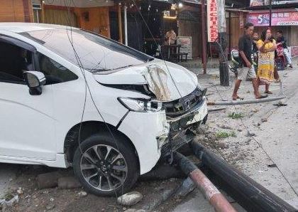 Mobil Honda Jazz Putih Tabrak Tiang di Jalan Adinegoro,  Menyebabkan Kemacetan Tapi Tidak Ada Korban Jiwa/Doc.Tribunpadang