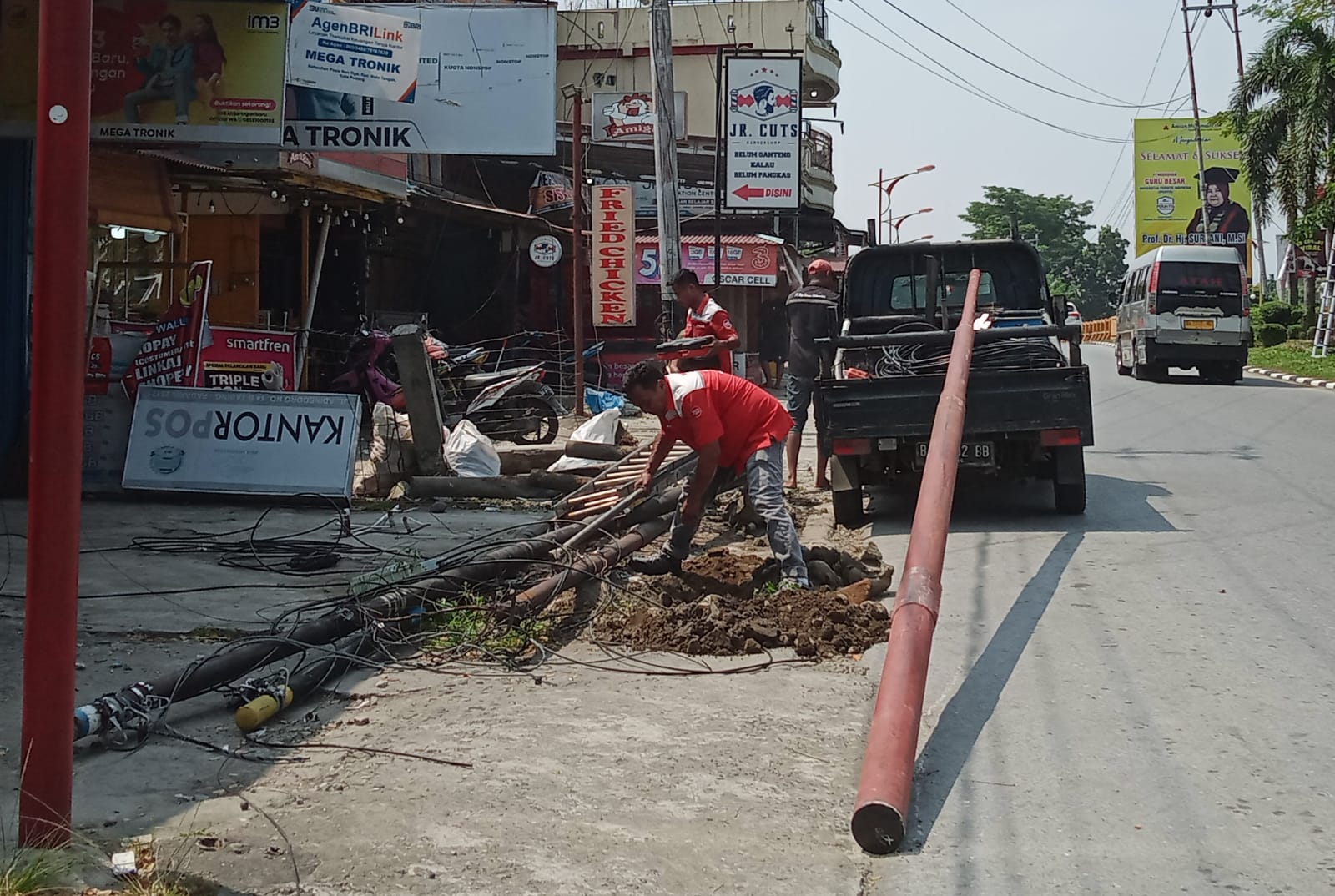 Akses Lalu Lintas di Jalan Adinegoro,  Dibuka Kembali Setelah Tabrakan Mobil Jazz dan Rebahnya Tiang Telkom