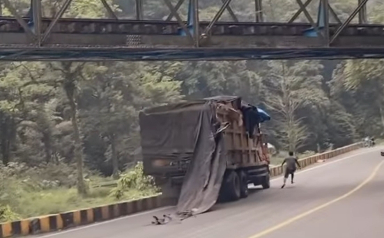 Video Viral: Detik-detik Truk Tronton Pengangkut Minyak Goreng Terjun ke Jurang di Silaiang Bawah/Doc.septia.nini