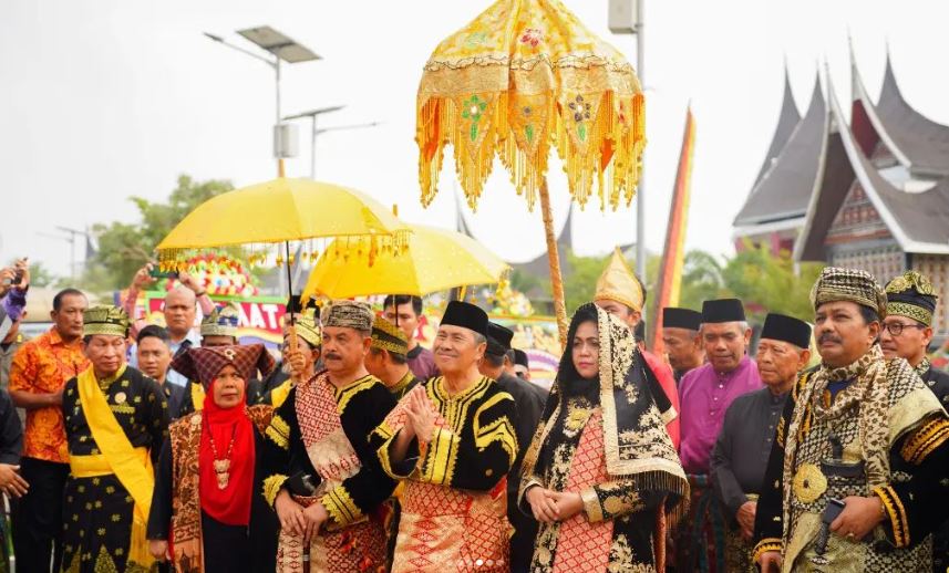 Gubernur Riau, Syamsuar, dan Istri Dianugerahi Gelar Adat Sang Sako oleh Masyarakat Minang/Doc.@Syamsuar