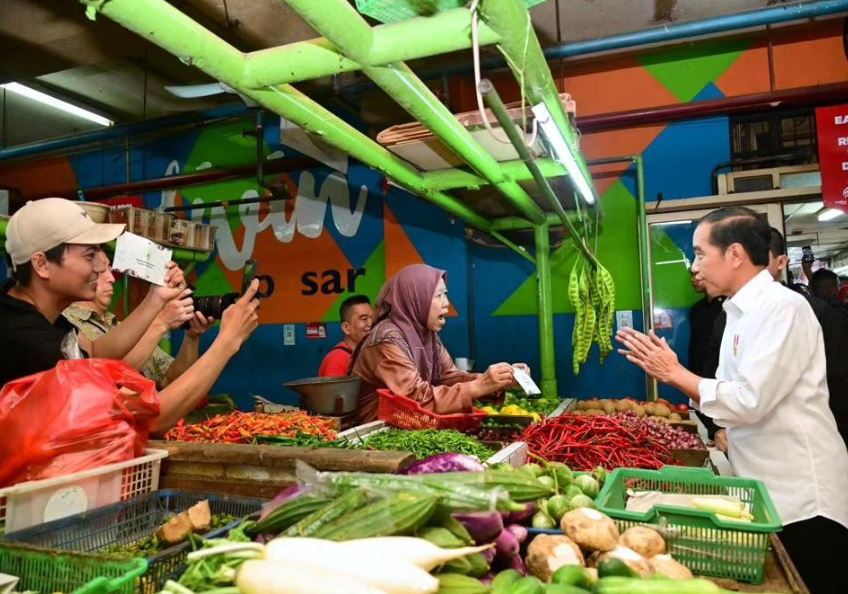 Presiden Jokowi Tinjau Harga dan Pasokan Komoditas Pangan di Pasar Jatinegara, Beri Pembaruan Terkait Harga Beras/Doc.@jokowi