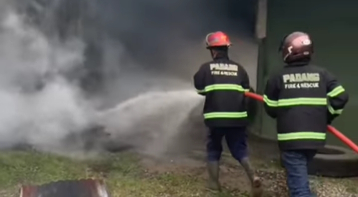 Nyaris Hangus! Gudang di Padang Akibat Pembakaran Tumpukan Ban Bekas/Doc.damkar kota padang